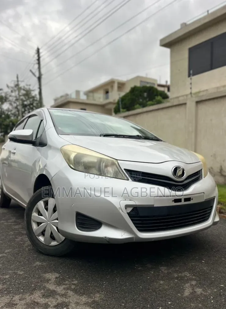 Toyota Vitz 2013 Silver