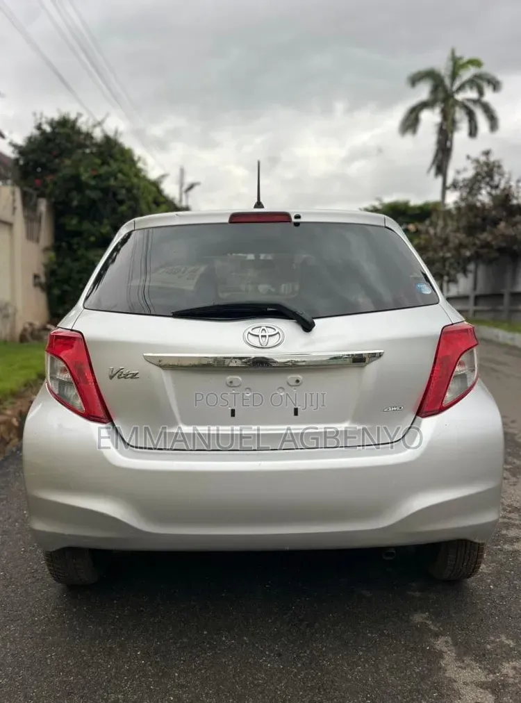 Toyota Vitz 2013 Silver