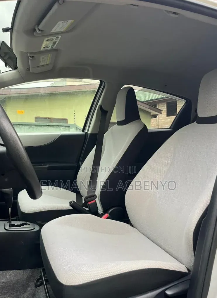 Toyota Vitz 2013 Silver