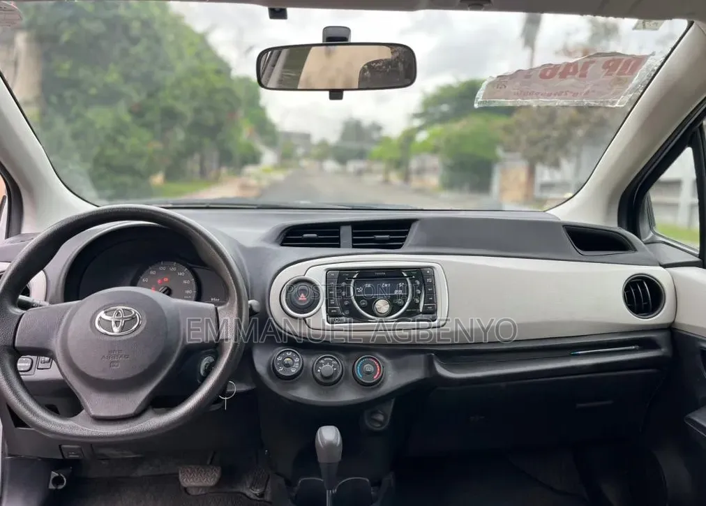 Toyota Vitz 2013 Silver