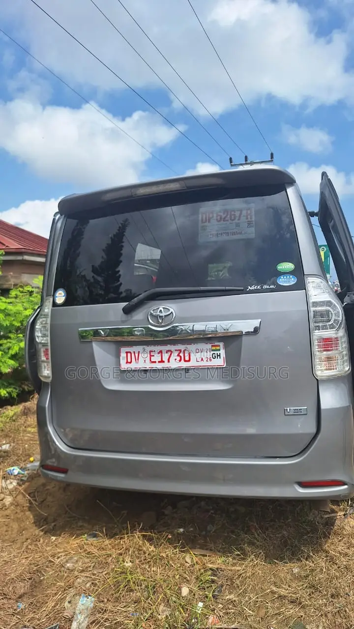 Toyota Voxy 2013 Gray