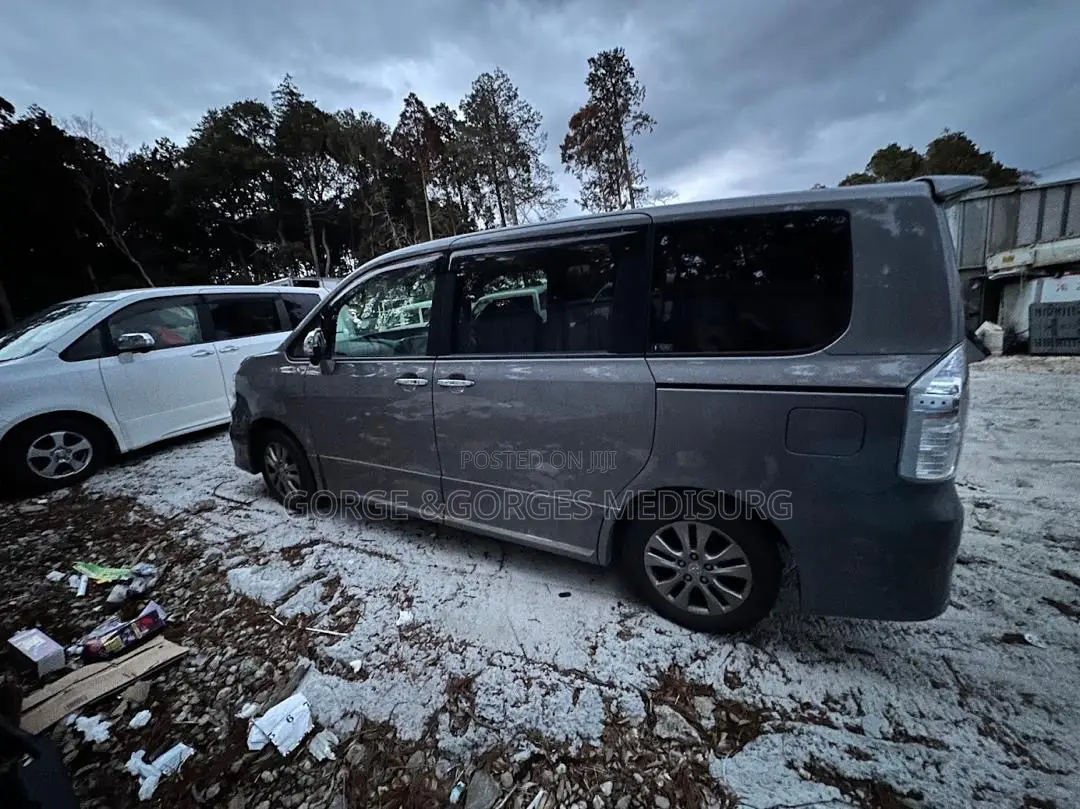 Toyota Voxy 2013 Gray