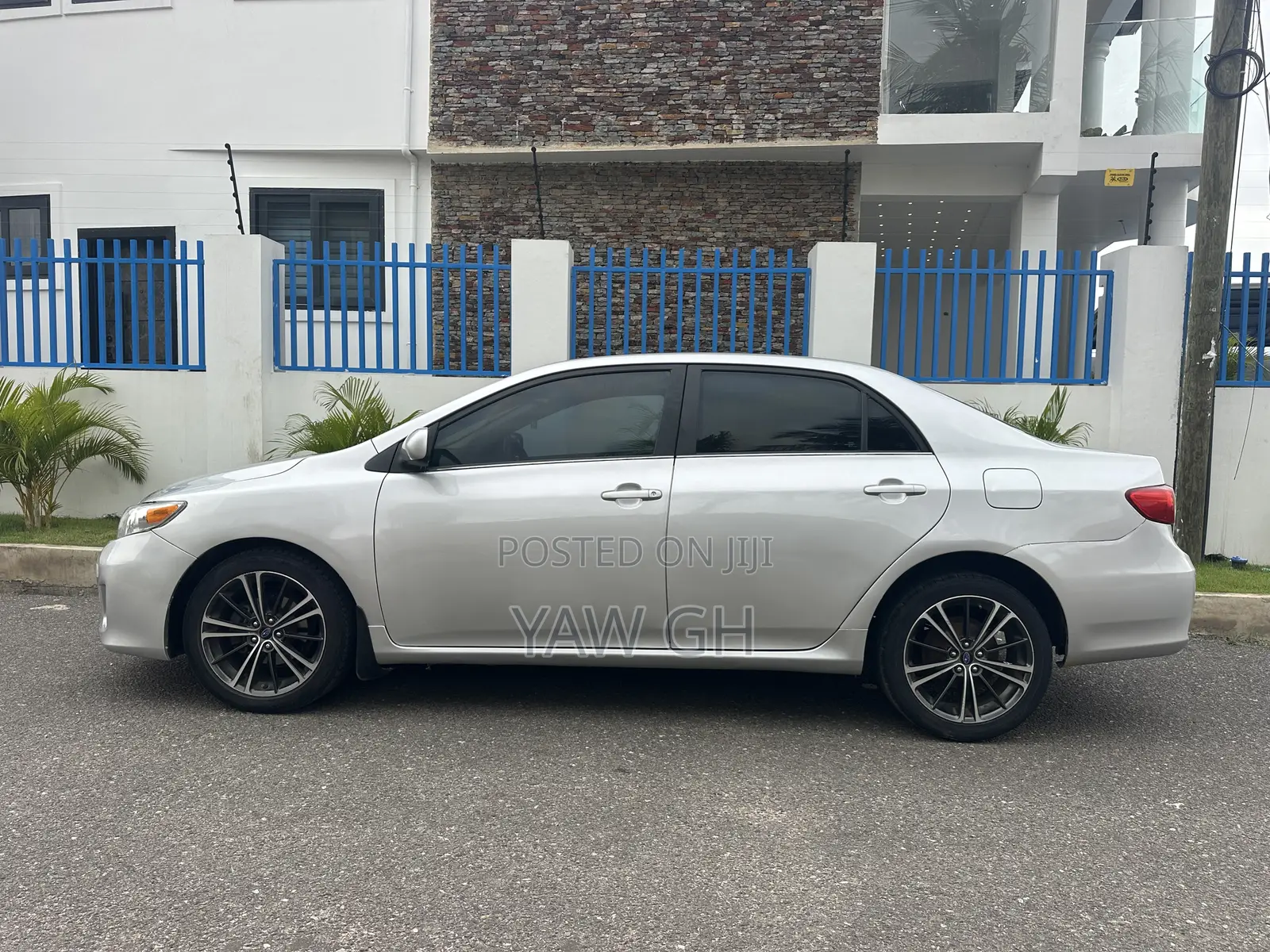 Toyota Corolla LE 4dr Sedan (1.8L 4cyl 4A) 2013 Silver