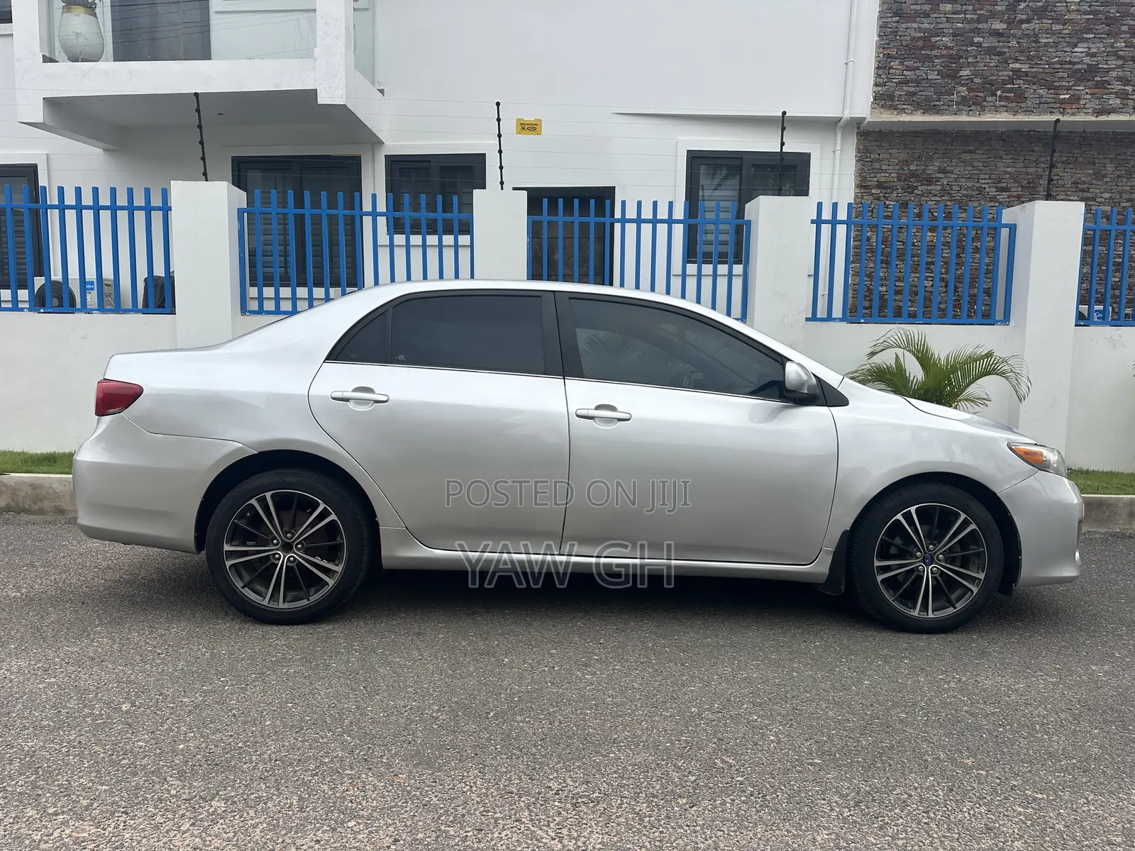 Toyota Corolla LE 4dr Sedan (1.8L 4cyl 4A) 2013 Silver
