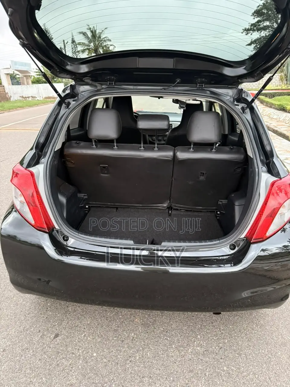 Toyota Vitz 1.3 FWD 5dr 2012 Black