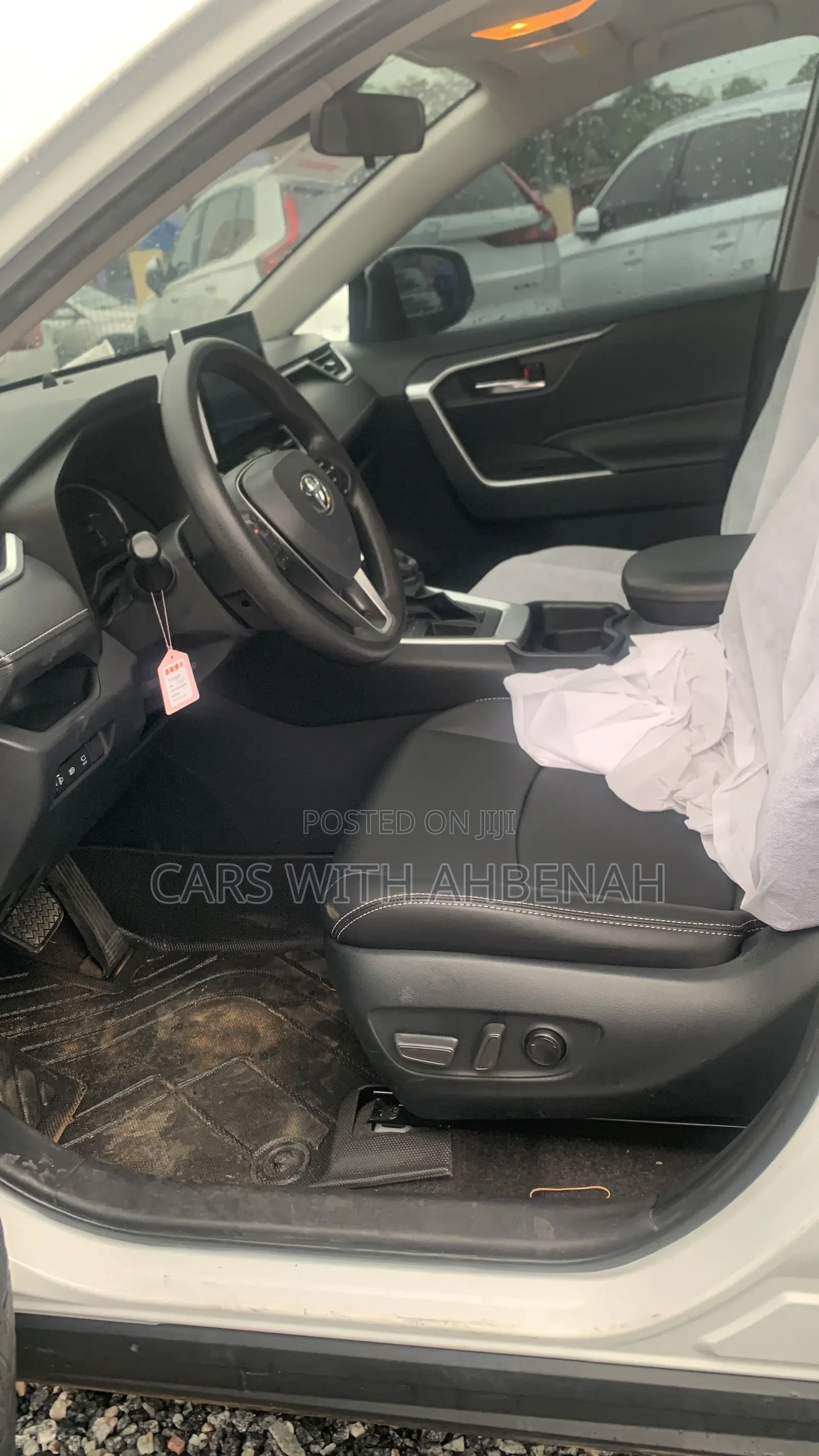 Toyota RAV4 XLE FWD 2023 White