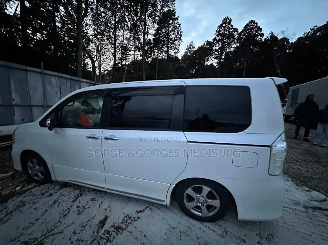 Toyota Voxy 2013 White