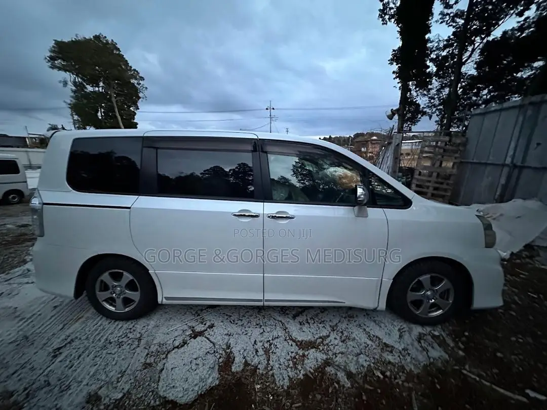 Toyota Voxy 2013 White