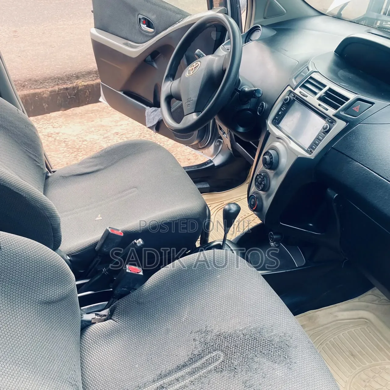 Toyota Vitz 2010 Silver