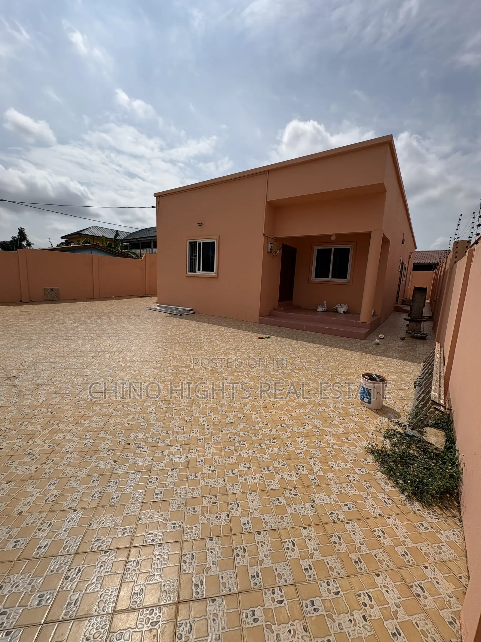 3bdrm House in Top 10, Tema Metropolitan for rent
