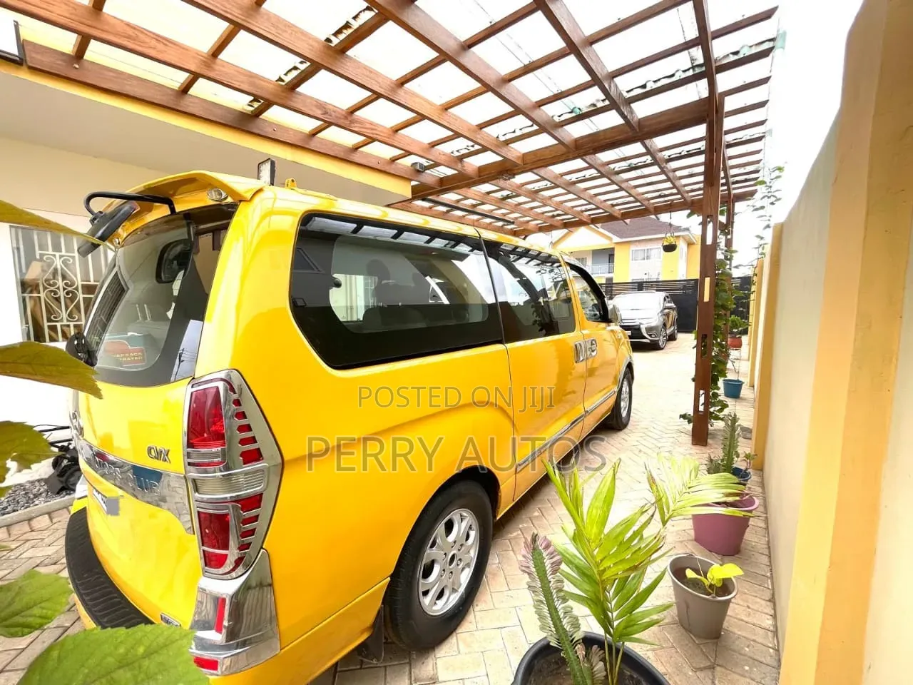 Hyundai Starex 2012 Yellow