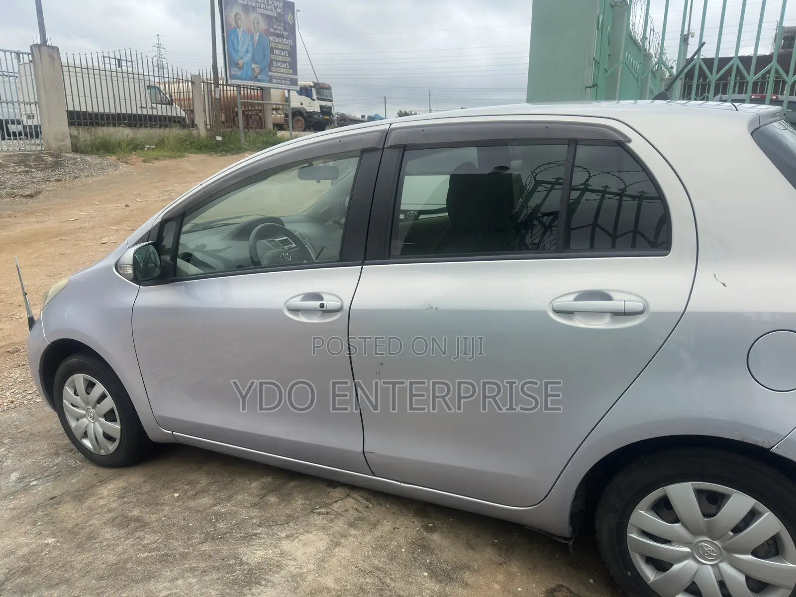 Toyota Vitz 2010 Silver
