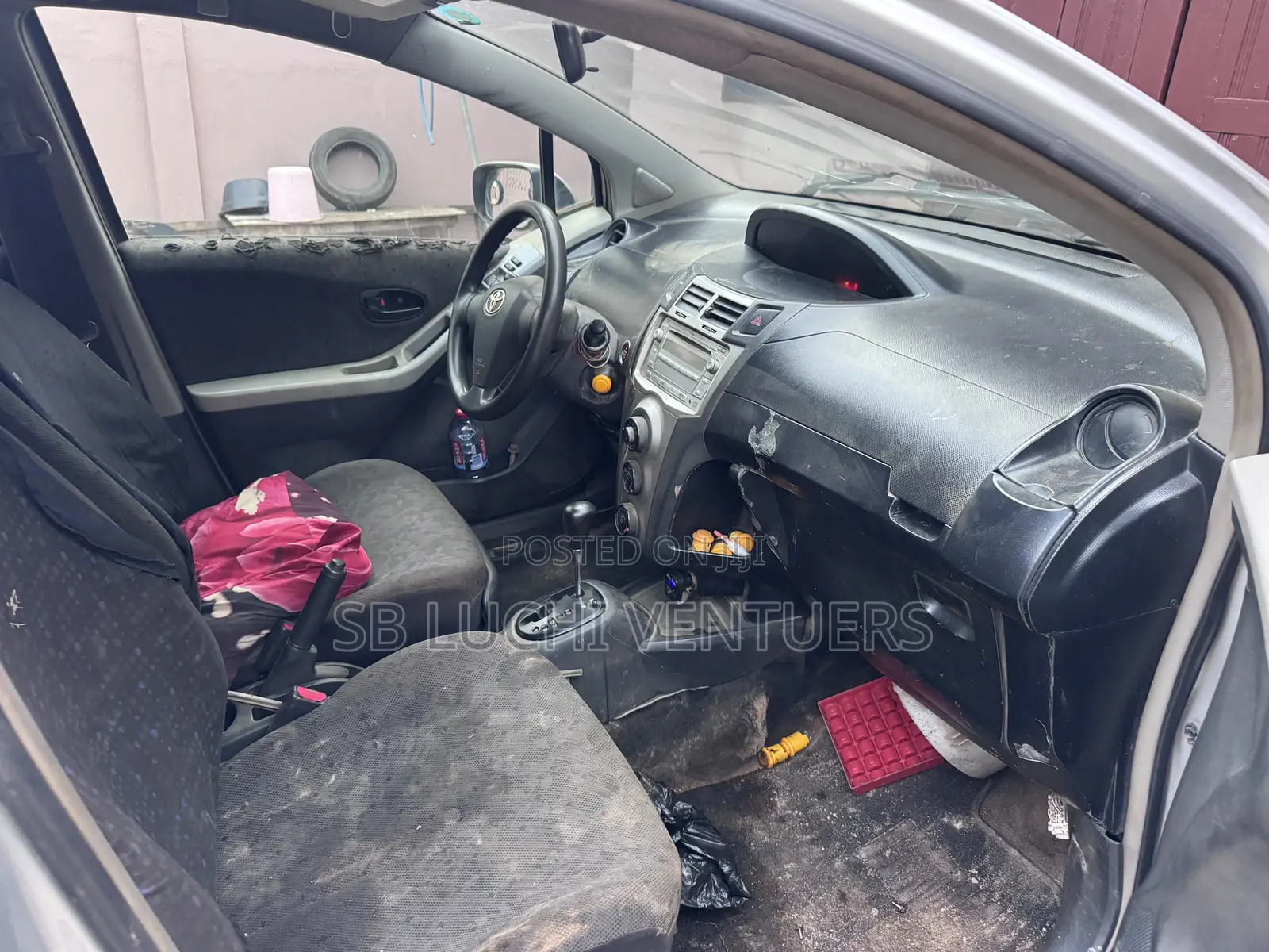 Toyota Vitz 2010 Silver