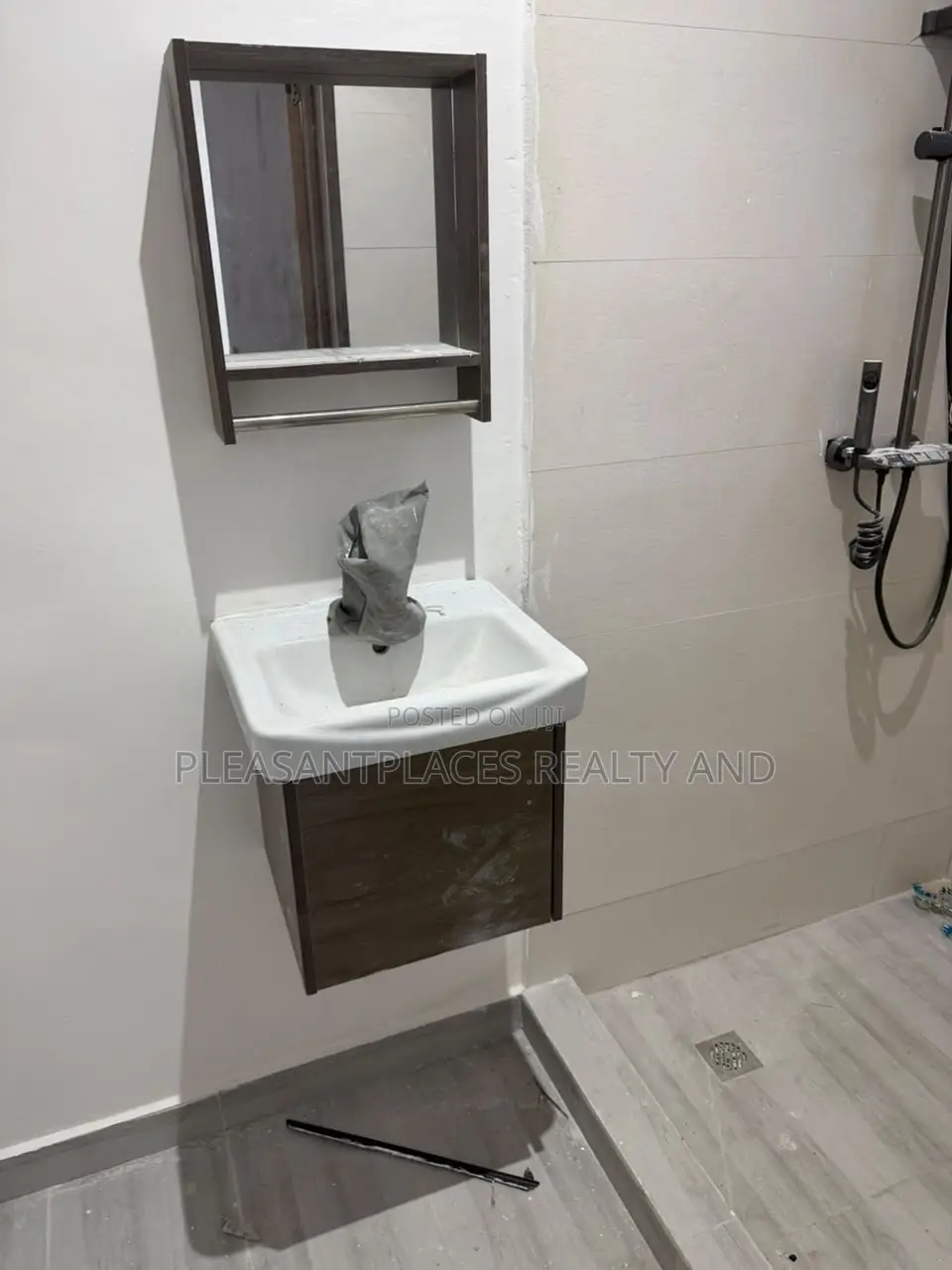 3bdrm House in Pleasantplaces And, East Legon for sale