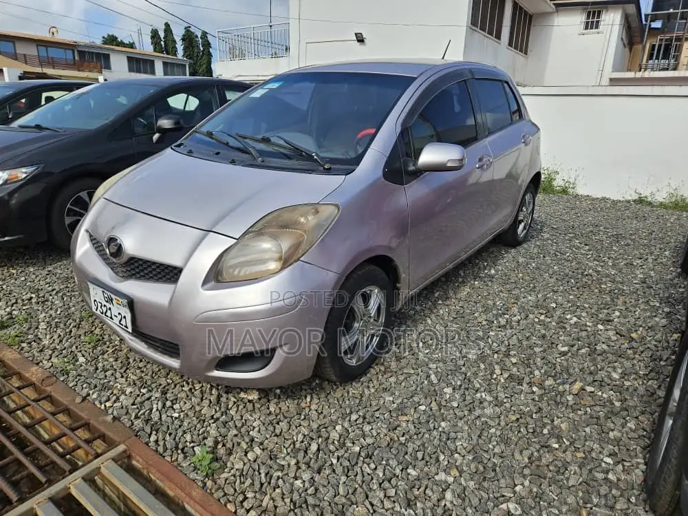 Toyota Vitz 1.0 FWD 3dr 2010 Gray