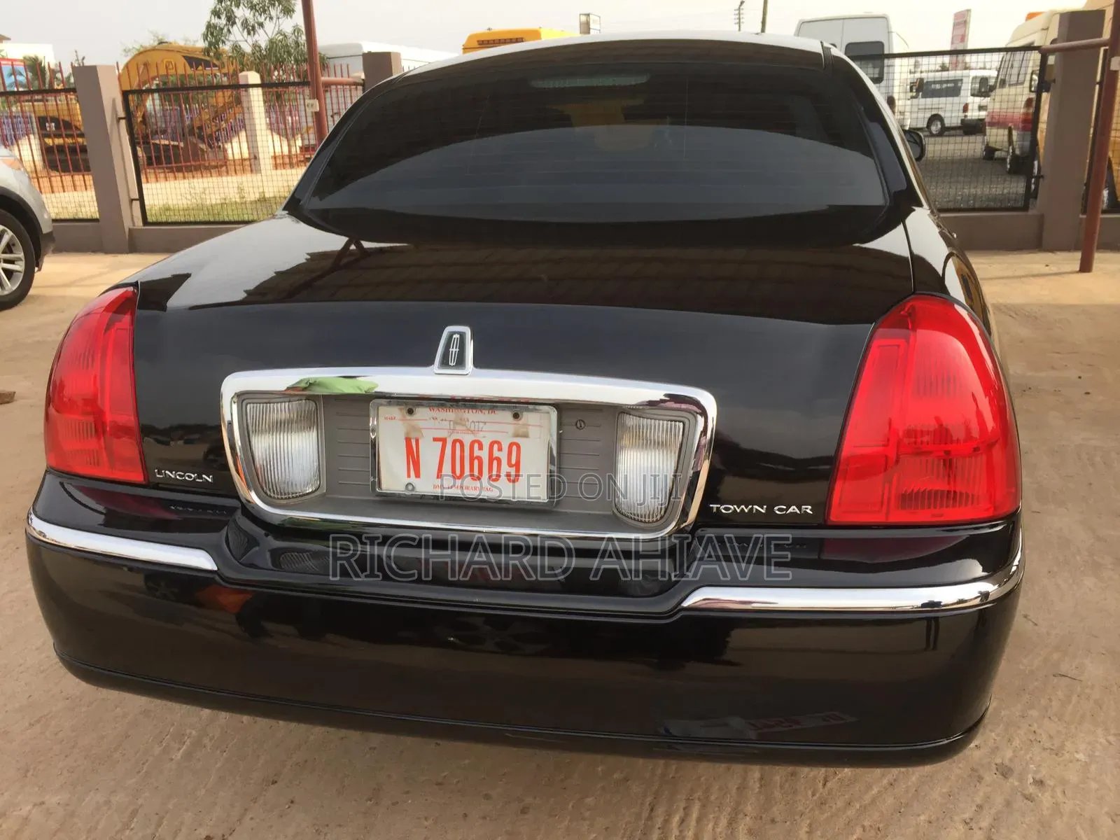 Lincoln Town Car Signature Limited 2010 Black