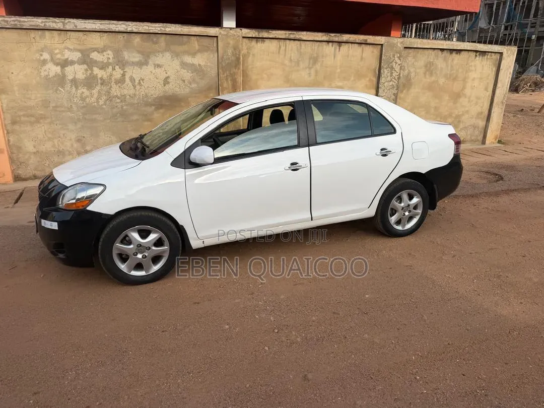 Toyota Yaris 2010 White