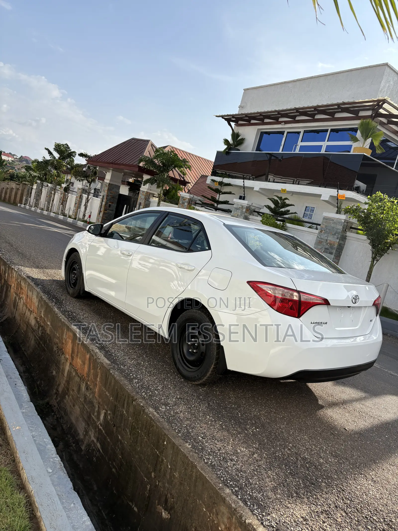 Toyota Corolla XLE 4dr Sedan (1.8L 4cyl CVT) 2017 White