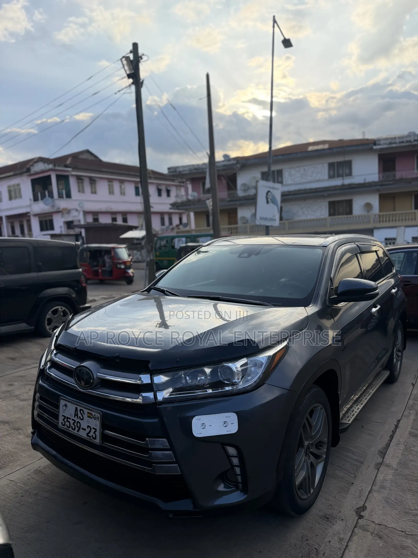 Toyota Highlander XLE 4x4 V6 (3.5L 6cyl 8A) 2018 Gray