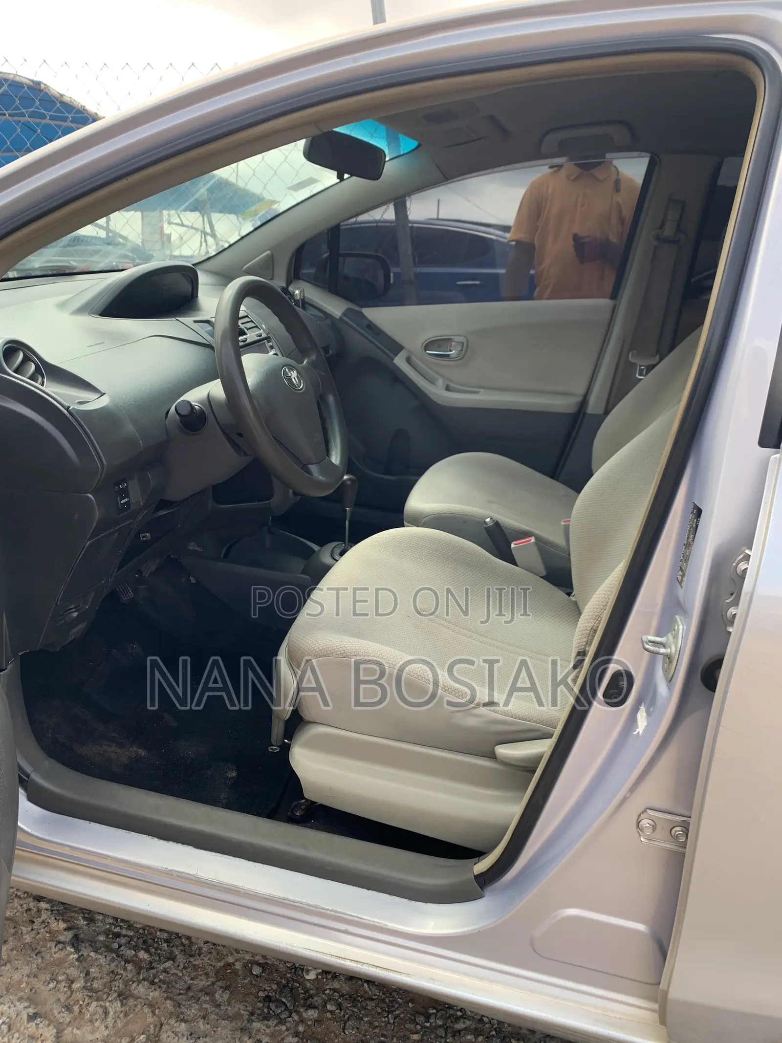 Toyota Vitz 2010 Silver