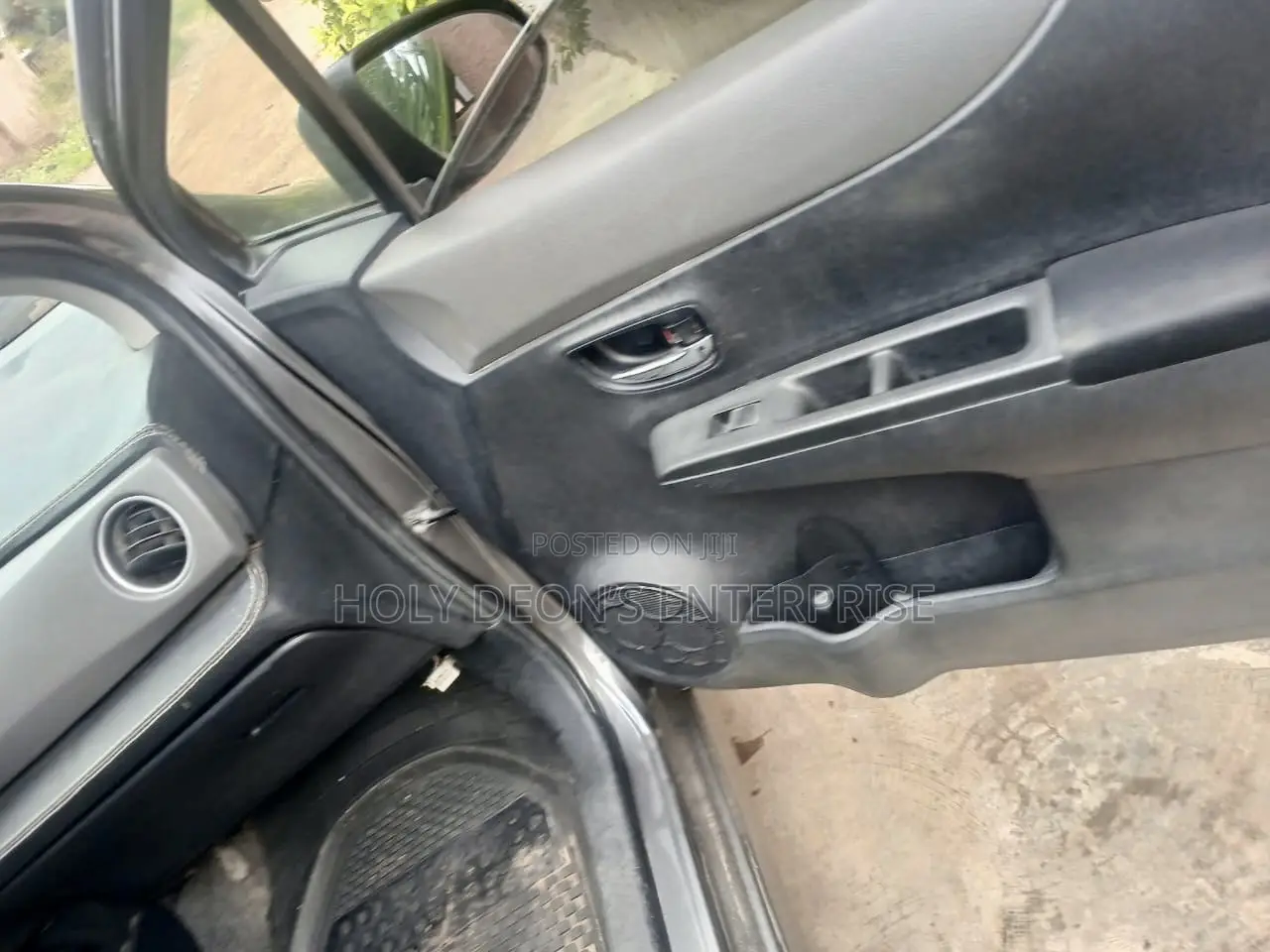 Toyota Vitz 1.3 AWD 5dr 2012 Gray