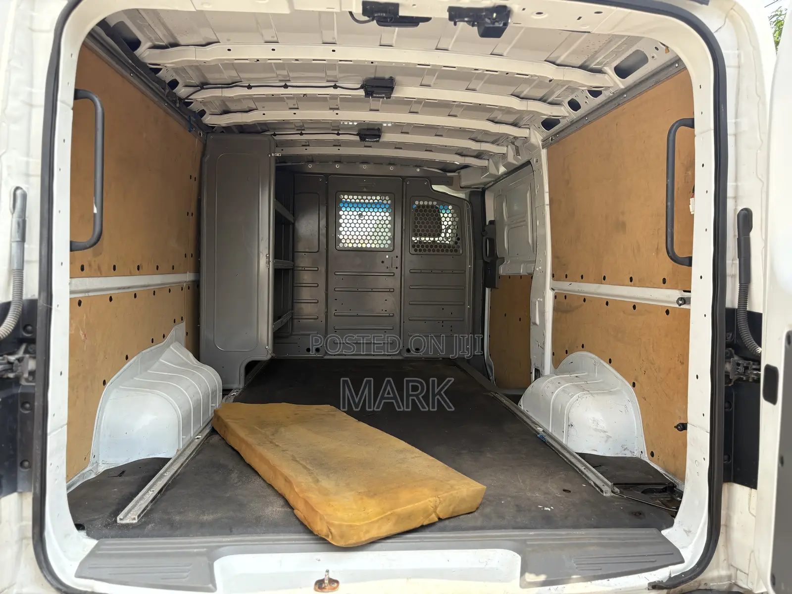 Nissan Caravan (Urvan) 2019 White