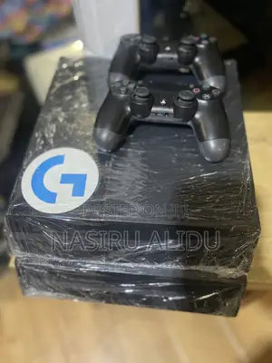 PS4 Standard FC27 and Two Controllers With of Your Choice