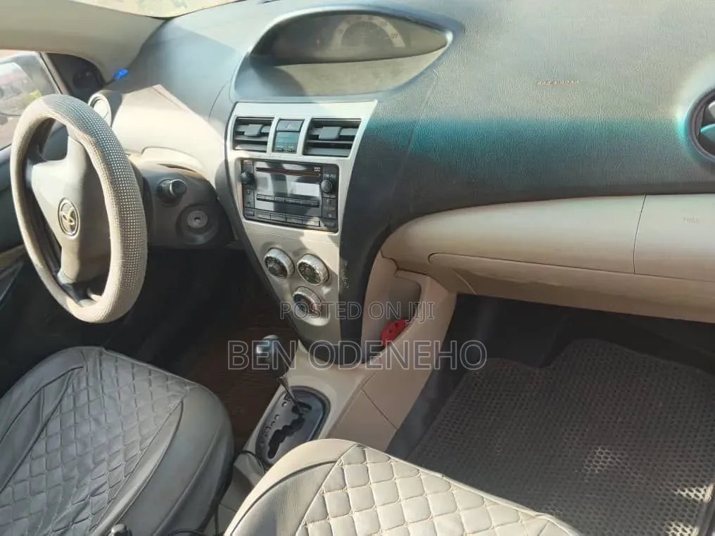 Toyota Yaris 2010 Gray