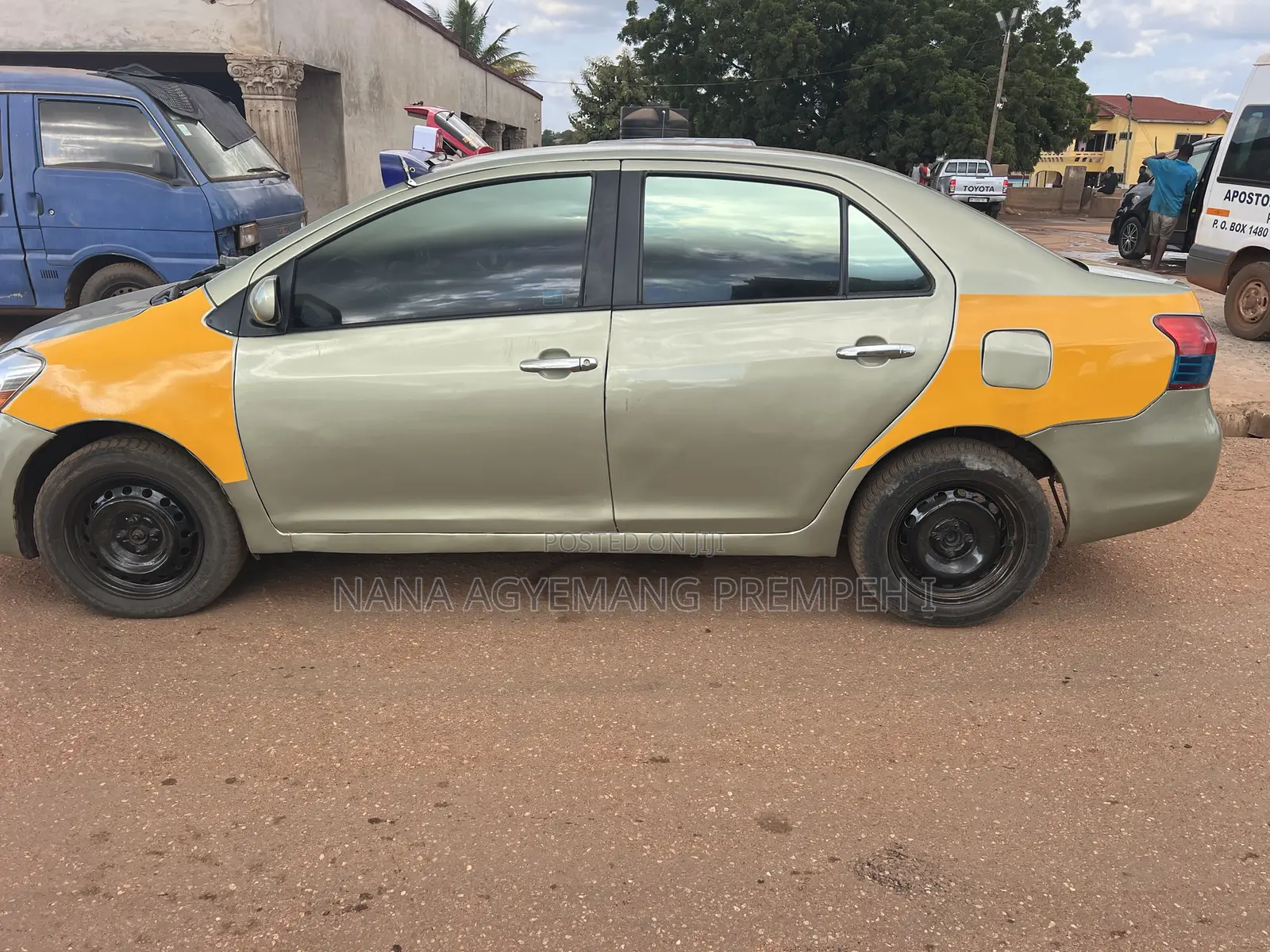 Toyota Yaris Base Sedan 4dr 2010 Beige