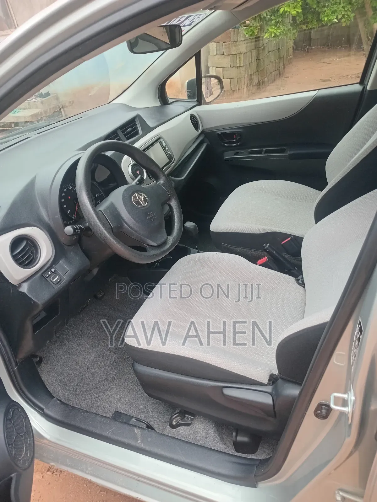 Toyota Vitz 1.3 AWD 3dr 2012 Gray