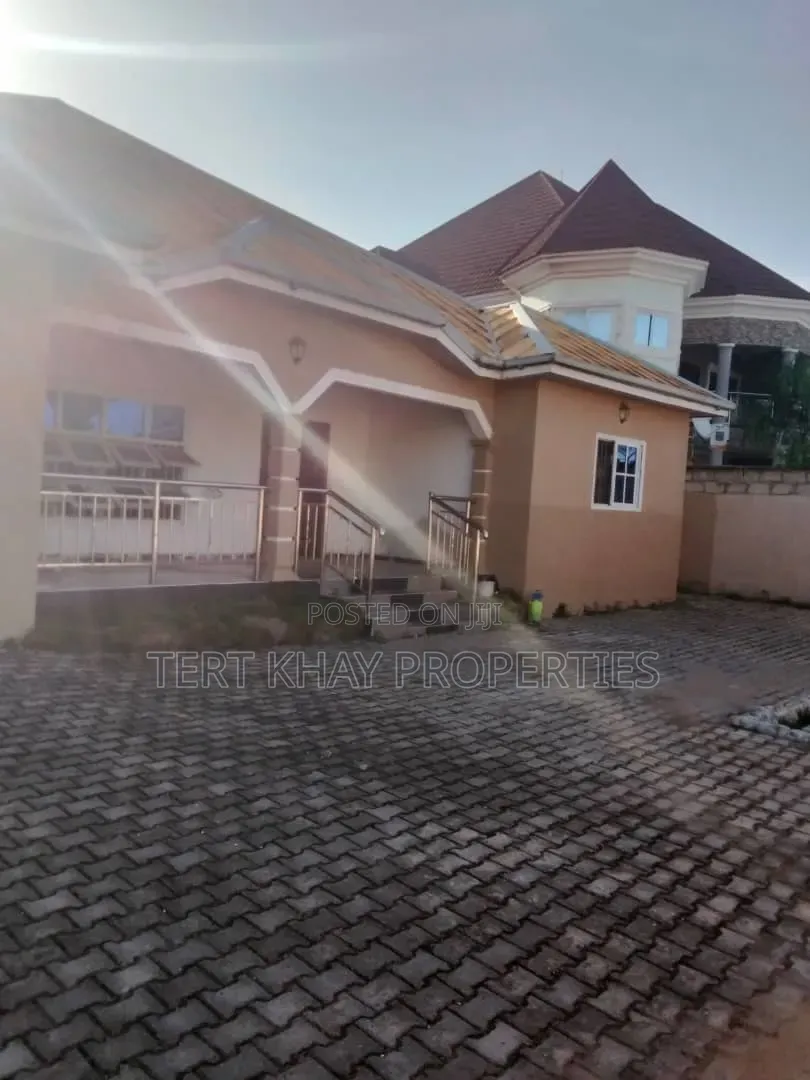 5bdrm House in Okpoi Goono, Teshie for rent