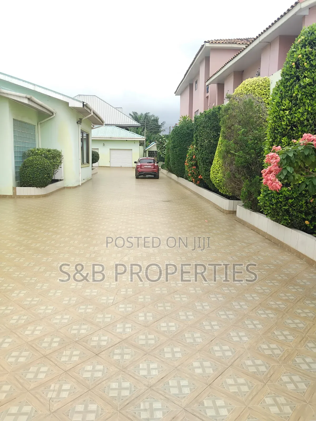 9bdrm Mansion in North Legon for sale