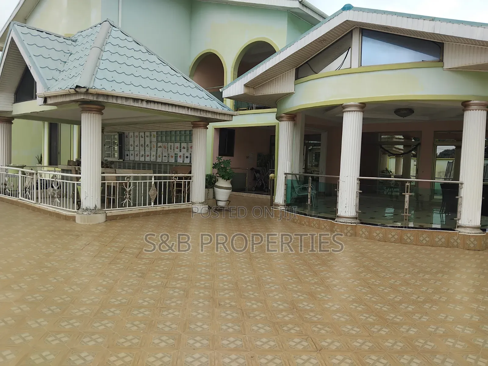 9bdrm Mansion in North Legon for sale