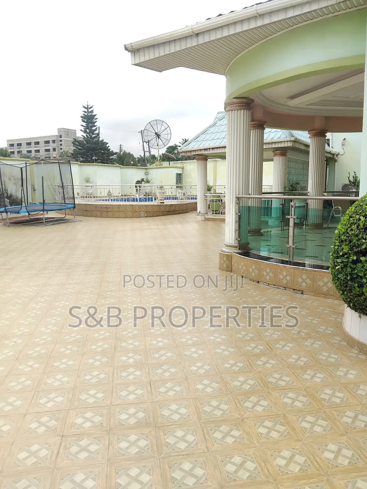 9bdrm Mansion in North Legon for sale