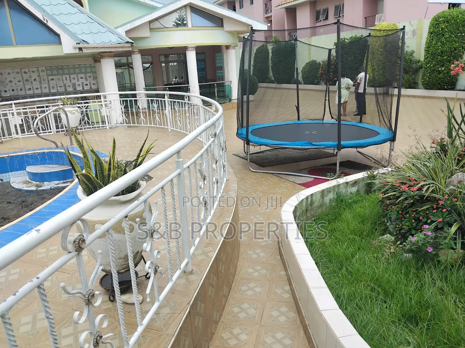 9bdrm Mansion in North Legon for sale