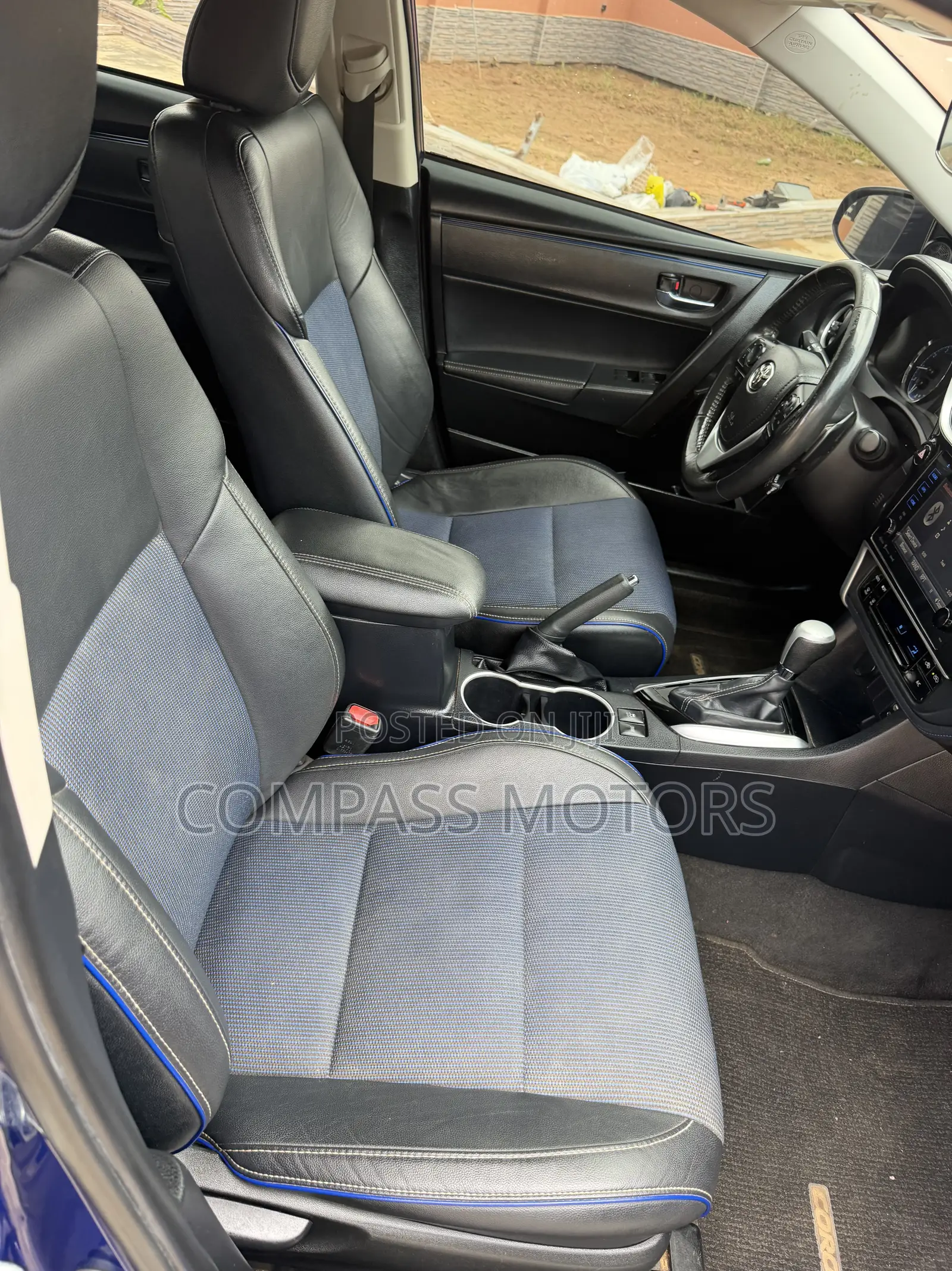 Toyota Corolla SE (1.8L 4cyl 6M) 2018 Blue