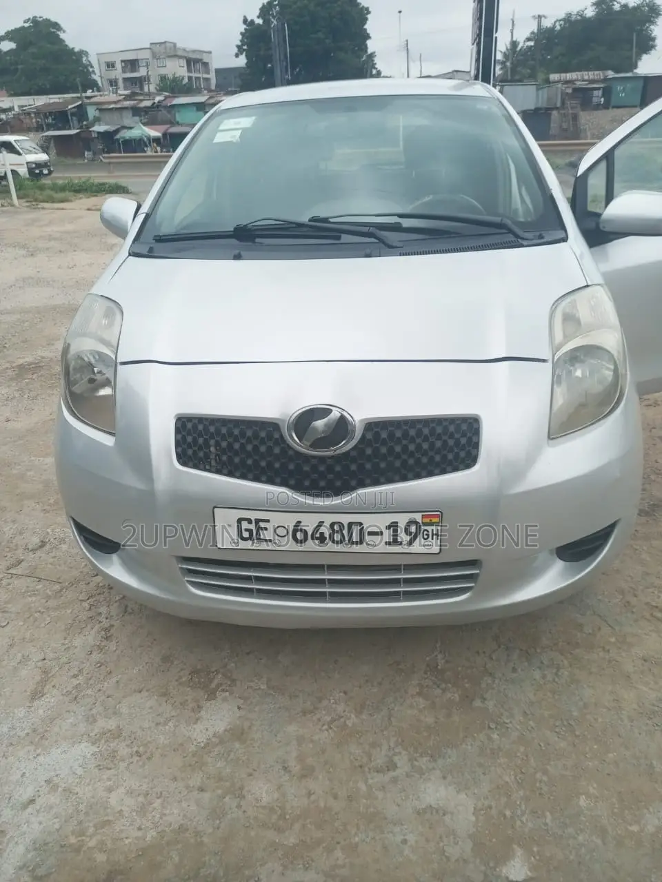 Toyota Vitz 2010 Silver