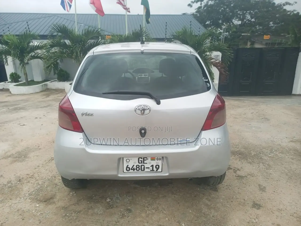 Toyota Vitz 2010 Silver