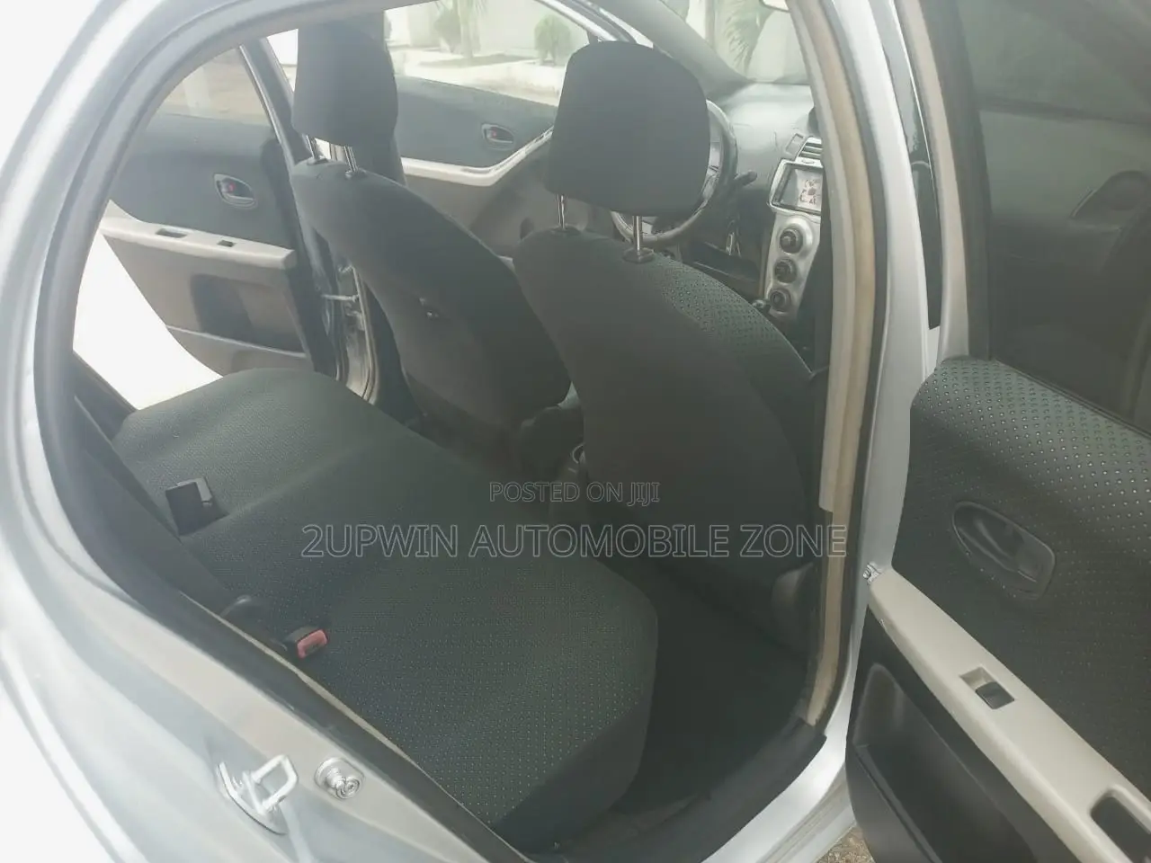 Toyota Vitz 2010 Silver