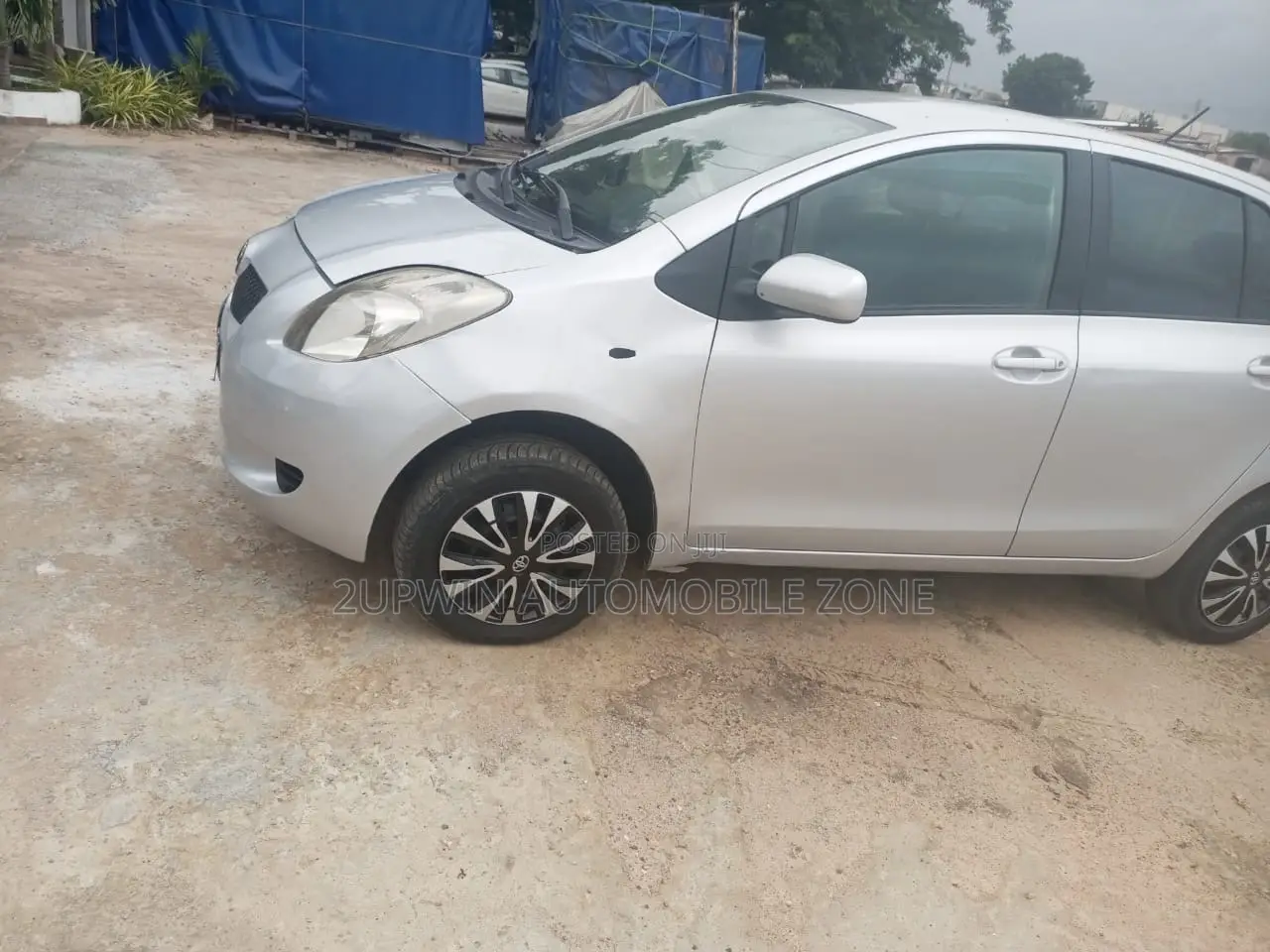 Toyota Vitz 2010 Silver