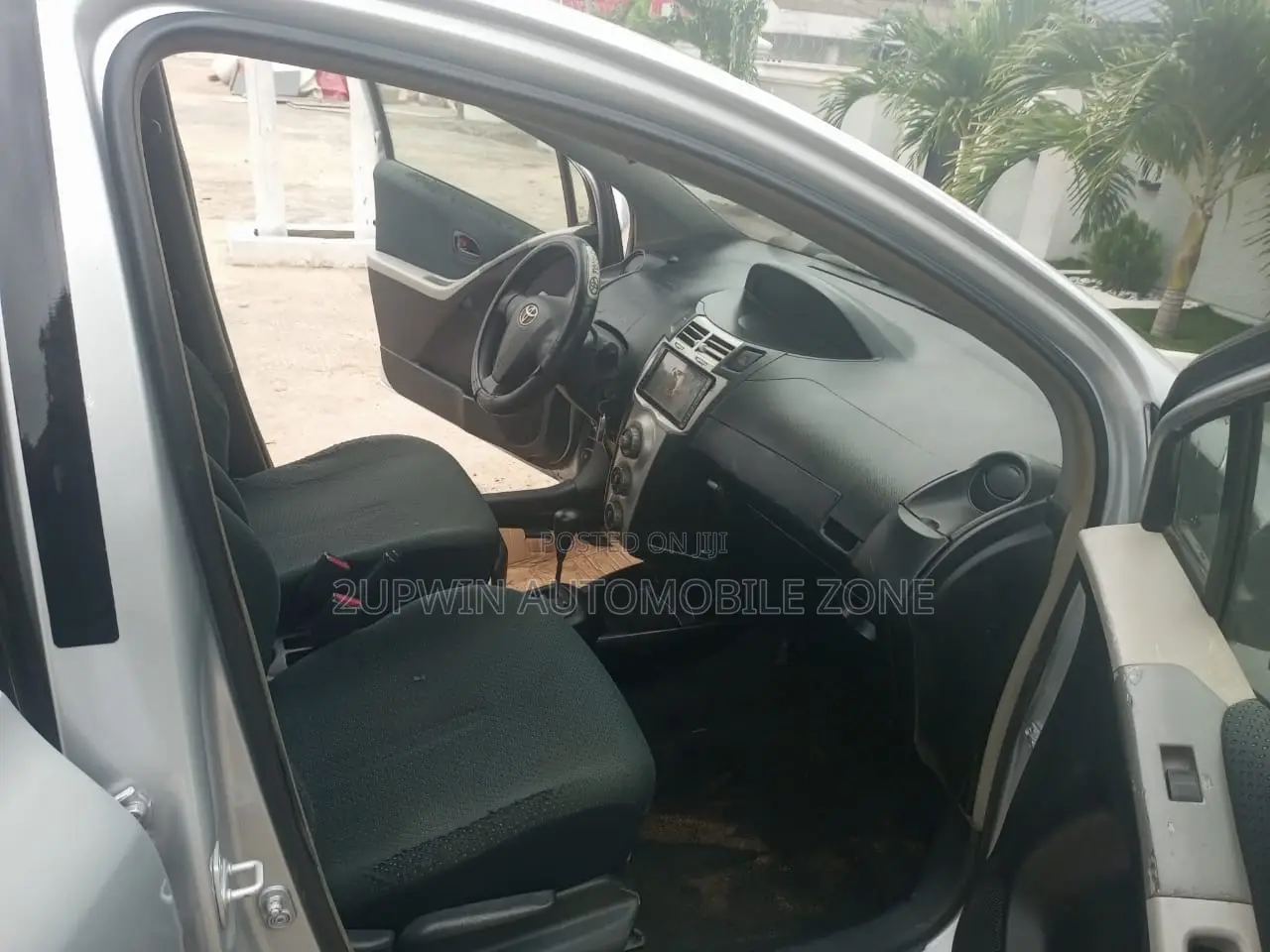 Toyota Vitz 2010 Silver