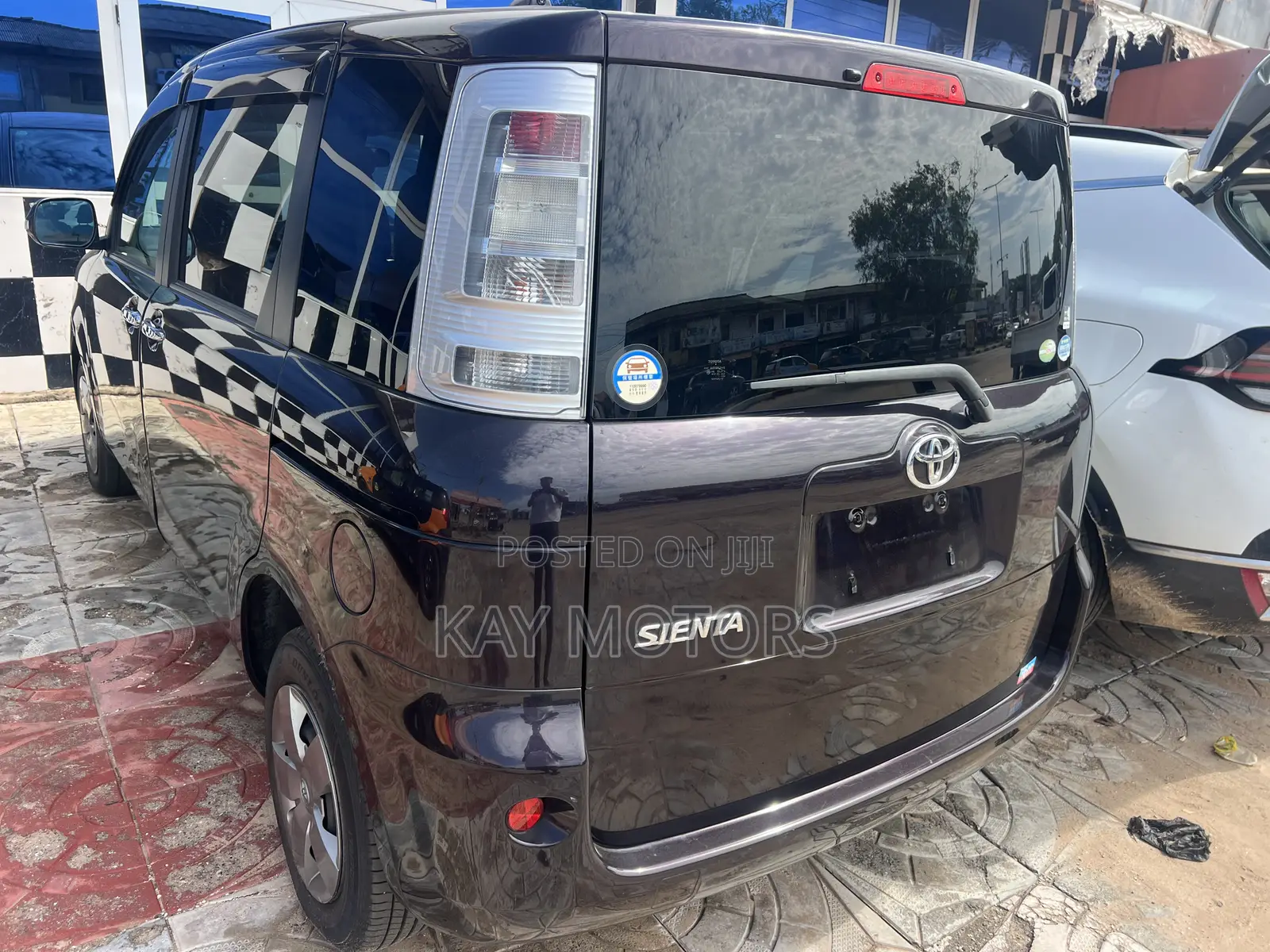 Toyota Sienta 1.5 FWD 2012