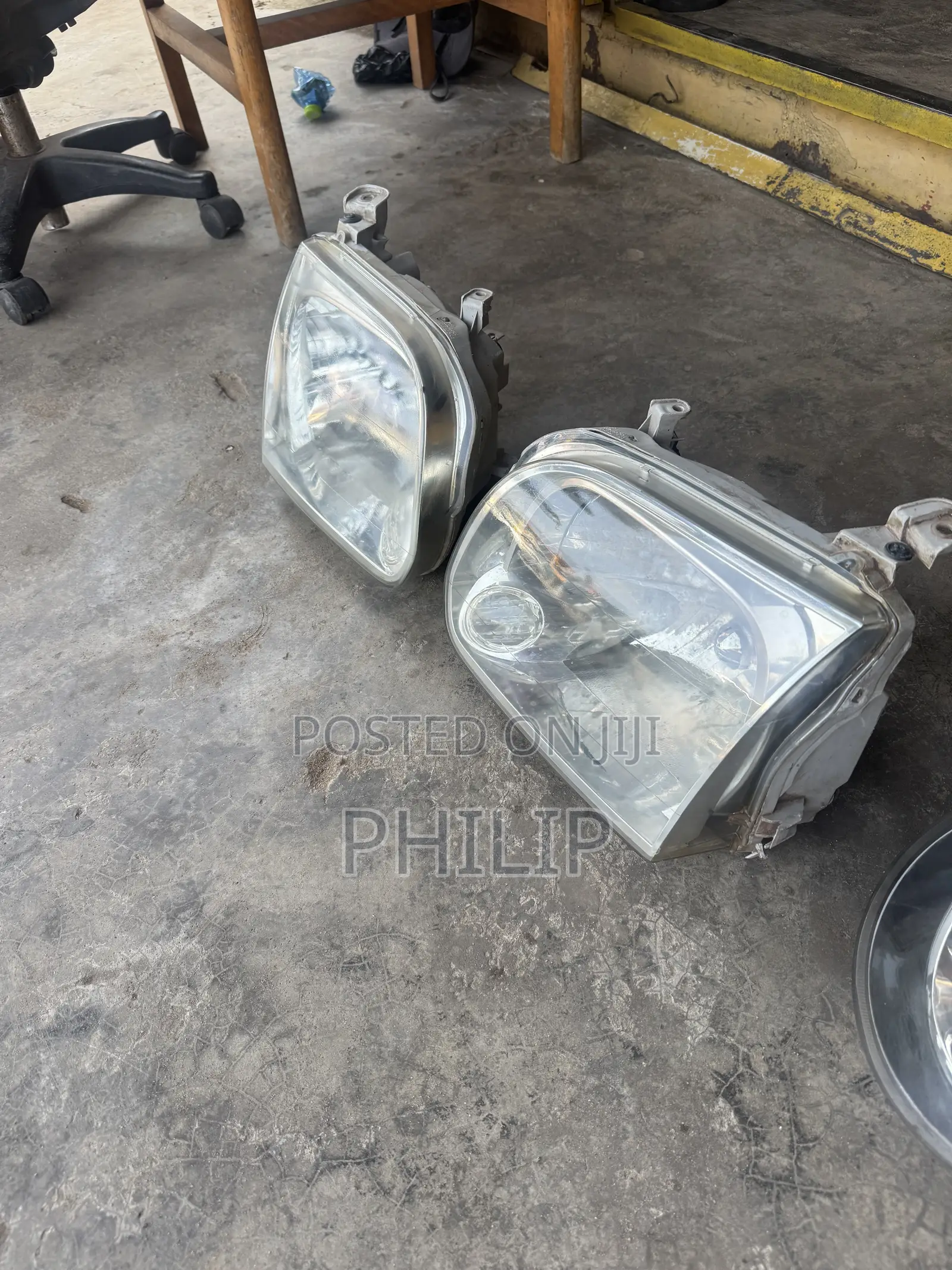 Toyota Sequoia Headlight Pair