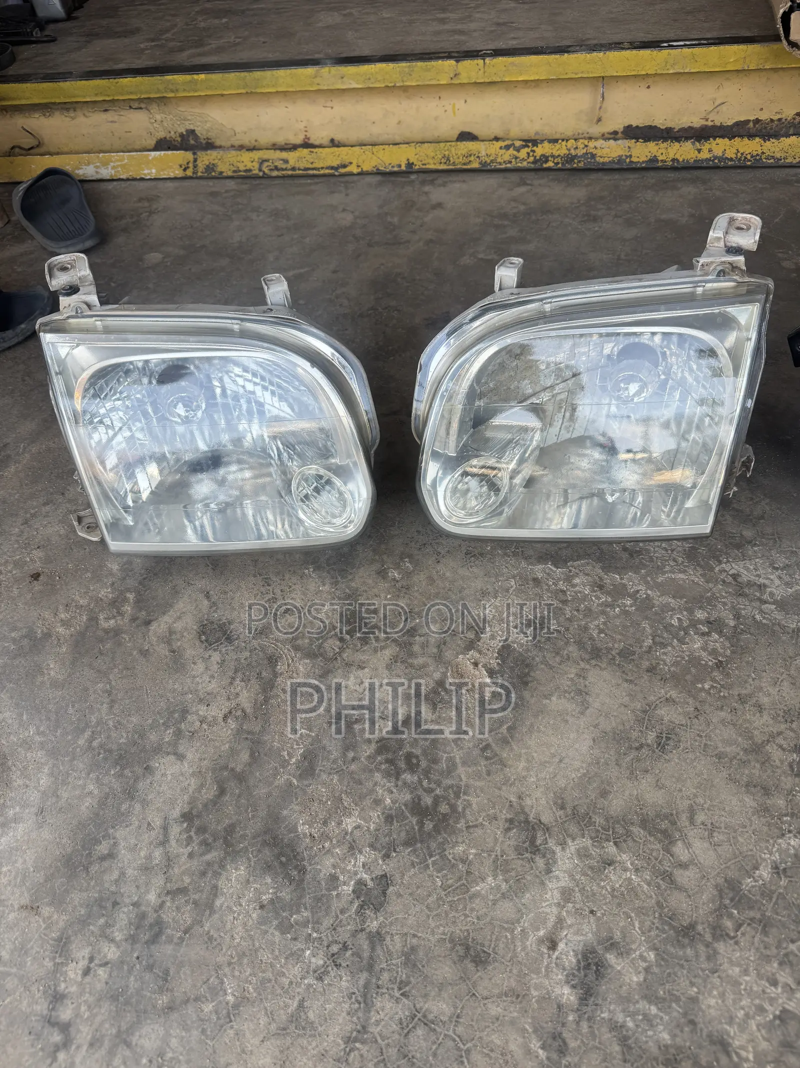 Toyota Sequoia Headlight Pair