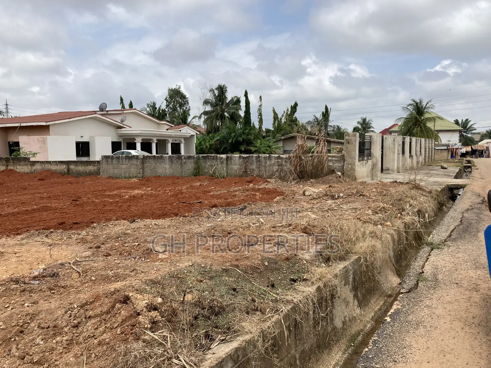 One Full Corner Plot for Sale at Daban.