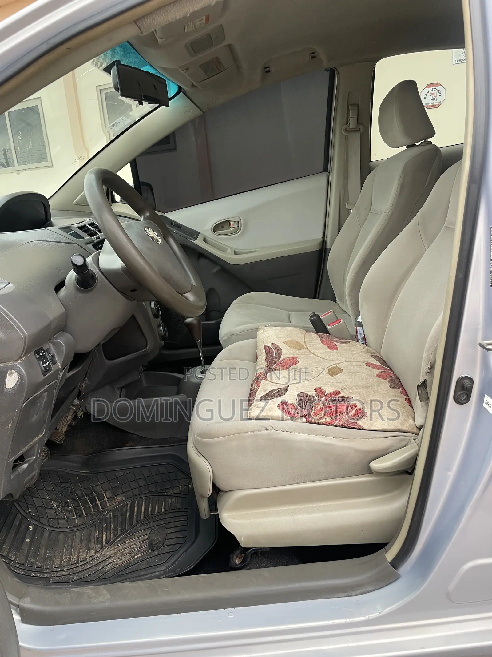 Toyota Vitz 2010 Silver
