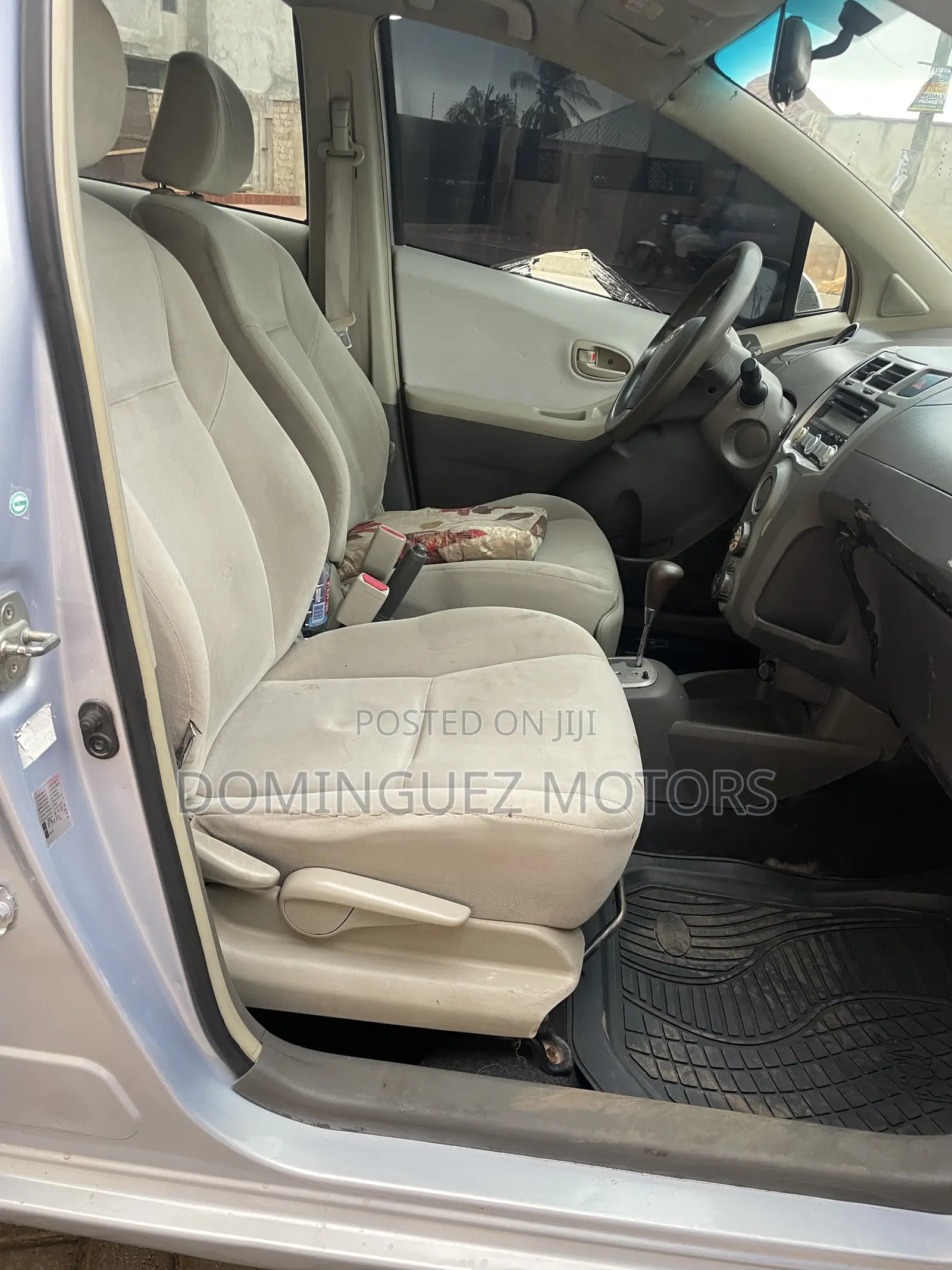 Toyota Vitz 2010 Silver
