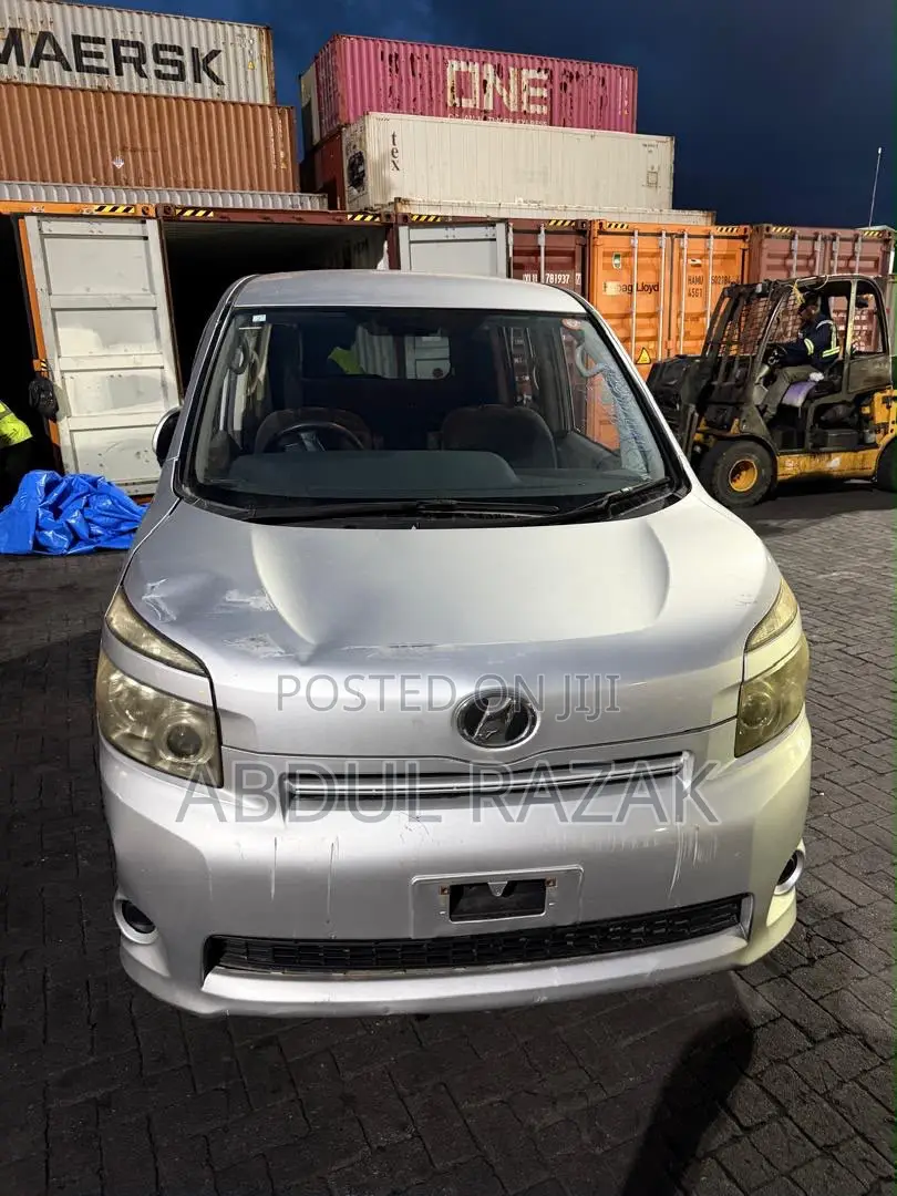 Toyota Voxy X 2WD 8-Seater 2013 White