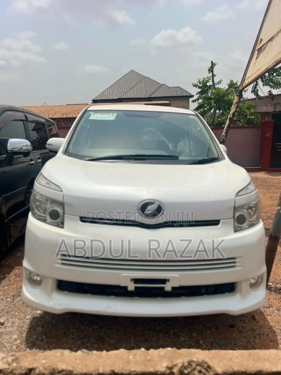 Toyota Voxy X 2WD 8-Seater 2013 White