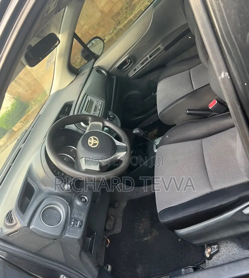 Toyota Vitz 1.3 AWD 3dr 2012 Black
